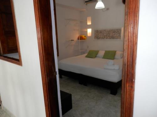 a bedroom with a bed and a mirror at Patio de Getsemani in Cartagena de Indias