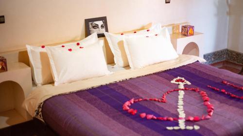 a bed with a heart made out of beads at Ecolodge l'île de Ouarzazate in Ouarzazate