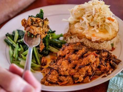 Makanan di atau berdekatan resort