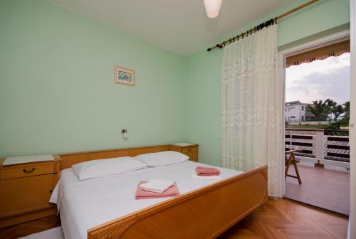 sypialnia z łóżkiem i balkonem w obiekcie Rooms Mihaela w Rabie