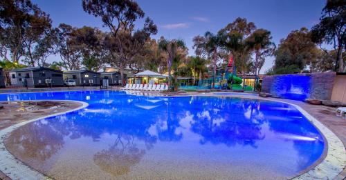 Baseinas apgyvendinimo įstaigoje BIG4 Renmark Riverfront Holiday Park arba netoliese