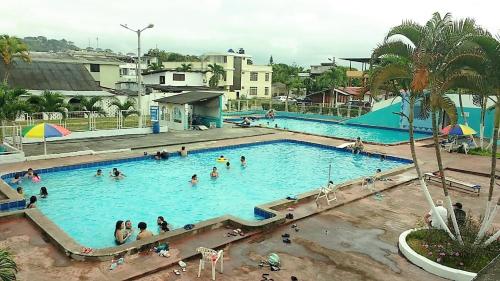 un grupo de personas en una gran piscina en Puerto Esperanza - Cabaplan, en Tonsupa