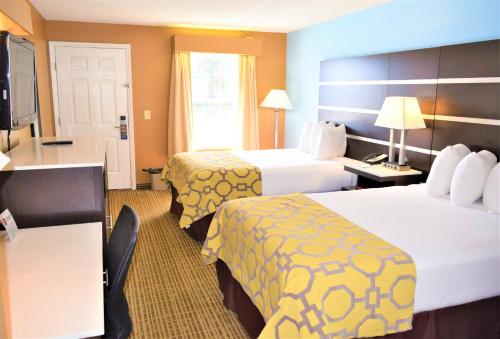 Katil atau katil-katil dalam bilik di Baymont by Wyndham Forest City