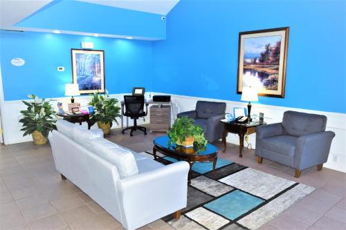 Ruang duduk di Baymont by Wyndham Forest City