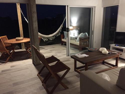a living room with a couch and a table at La Toscana 1 in Piriápolis