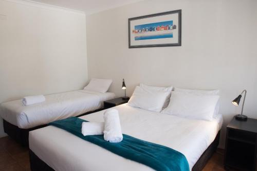 Ένα ή περισσότερα κρεβάτια σε δωμάτιο στο Jurien Bay Hotel Motel