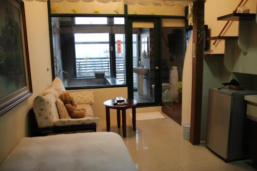 a living room with a chair and a table at 山玥溫泉 in Jiaoxi