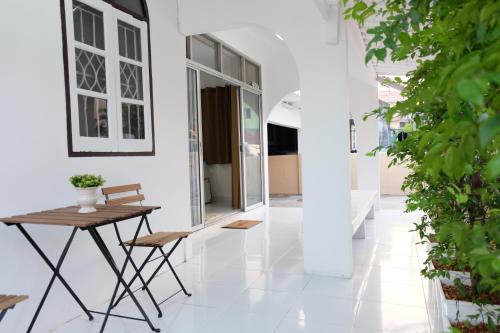 a room with a table and chairs on a floor at Chatuchak Art & Nature House ( 3-6 pers.) in Bangkok