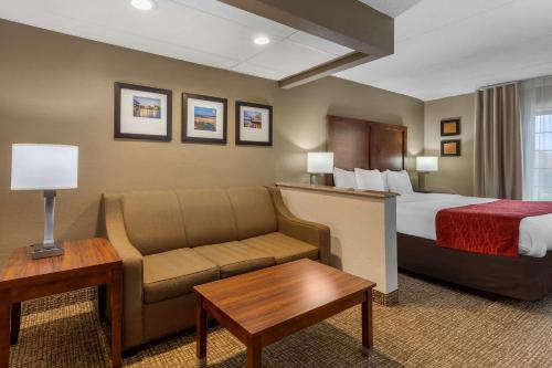 A seating area at Comfort Inn & Suites Hamilton Place