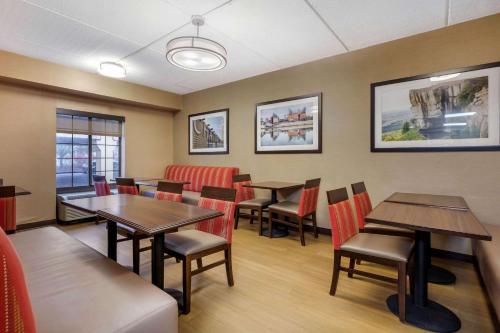 a restaurant with tables and chairs in a room at Comfort Inn & Suites Hamilton Place in Chattanooga