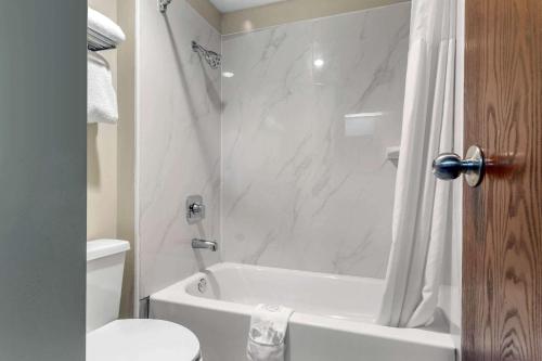 y baño con bañera, aseo y lavamanos. en Sleep Inn & Suites West Knoxville, en Knoxville