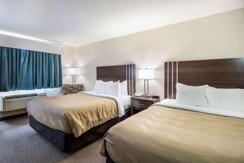 Postel nebo postele na pokoji v ubytování Quality Inn & Suites West