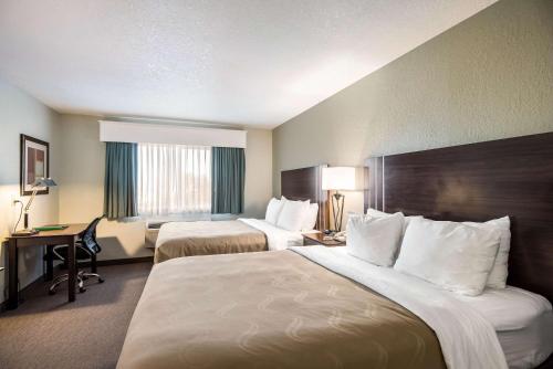 Postel nebo postele na pokoji v ubytování Quality Inn & Suites West
