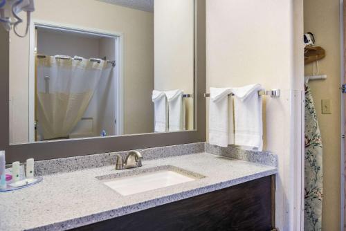Koupelna v ubytování Quality Inn & Suites West