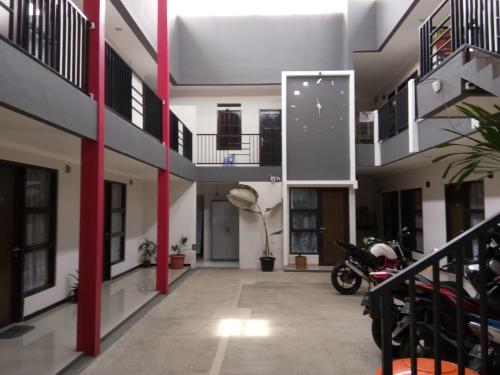 Pangkalanuringin的住宿－Wisma Surya，建筑物的走廊,里面停有摩托车