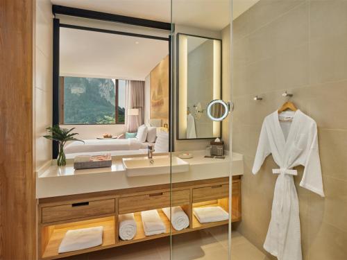 Bathroom sa Holiday Inn Resort Krabi Ao Nang Beach, an IHG Hotel