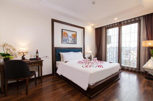 Postel nebo postele na pokoji v ubytování Hanoi Central Hotel & Residences