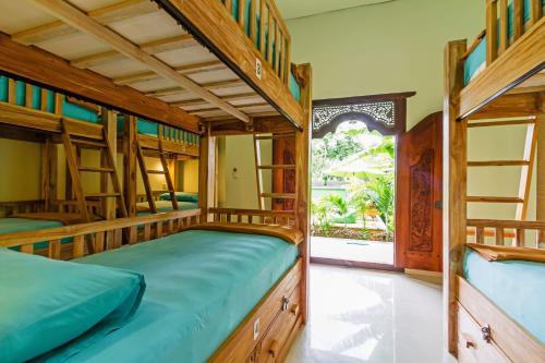 Våningssäng eller våningssängar i ett rum på Lembongan Hostel