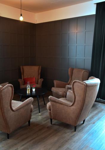 a waiting room with chairs and a table at Hotell Årjäng in Årjäng