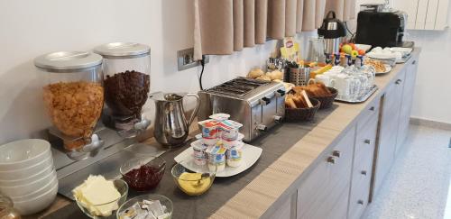 Una cocina con una encimera con comida encima. en Pensiunea Negoiu, en Porumbacu de Sus