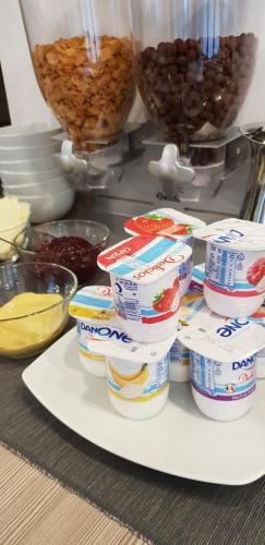 Un plato blanco con una pila de huevos y otros ingredientes. en Pensiunea Negoiu, en Porumbacu de Sus