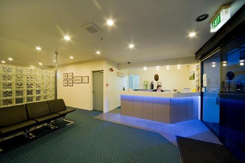 un soggiorno con divano e cucina di Best Western Ellerslie International Hotel ad Auckland
