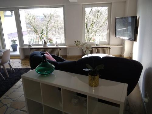 a living room with a couch and a table at Ferienwohnung Parkblick in Bremen