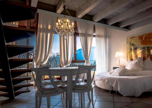 アッフィにあるRelais Il Pignoのベッドルーム1室(ベッド1台、テーブル、椅子付)