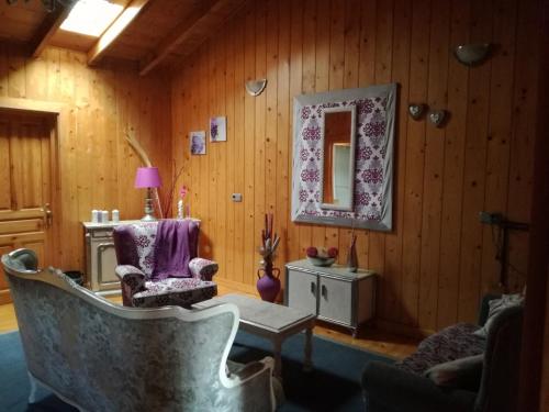 a living room with a chair and a mirror at Villa castellanos in Isla