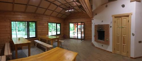 a room with a fireplace in a log cabin at GOL&Wood in Stepashki