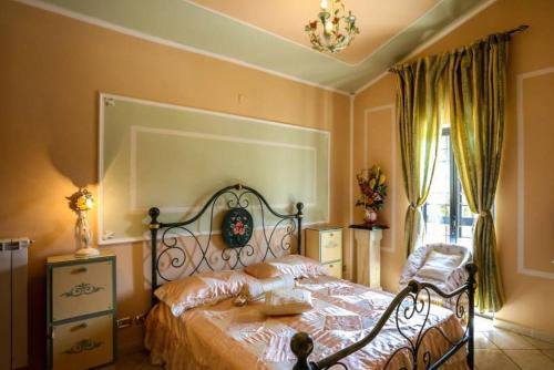 Säng eller sängar i ett rum på Villa Paradise Resort