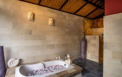 Ένα μπάνιο στο The Catur Villa Seminyak