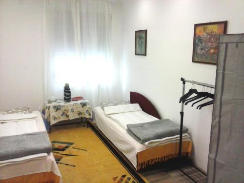 a room with two twin beds and a window at Apartman Veljic in Niš
