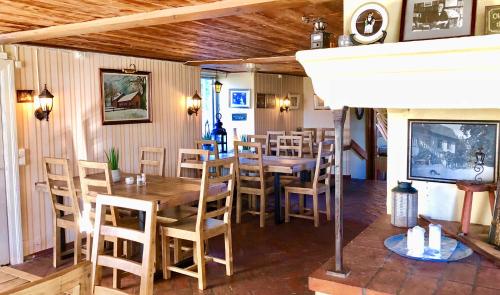 a dining room with a table and chairs and a television at Brunsbo G:a Biskopsgård Hotell & Konferens in Skara