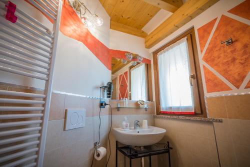 La salle de bains est pourvue d'un lavabo et d'un miroir. dans l'établissement La Casa Del Grillo 2, à Aoste