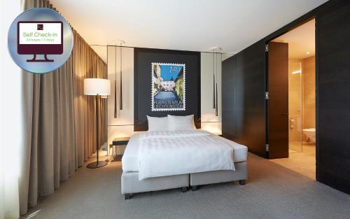 1 Schlafzimmer mit einem weißen Bett und einem Badezimmer in der Unterkunft b-smart hotel Bendern in Bendern