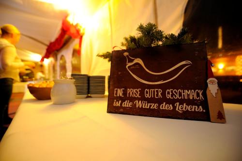 a sign sitting on top of a table at Hotel zur Heideblüte in Hambühren