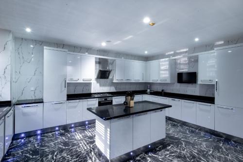 Una cocina o zona de cocina en The Wells Carlton