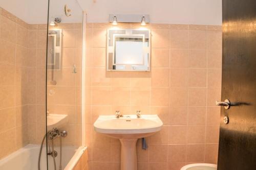タヴィラにあるAlmargem 42のバスルーム(洗面台、トイレ、シャワー付)
