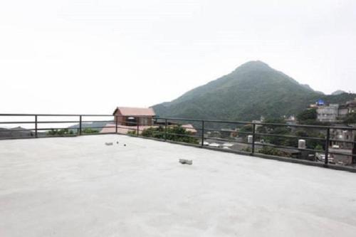 ein Balkon mit Blick auf einen Berg in der Unterkunft Chien Ching B&B in Jiufen
