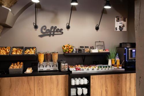 Una panadería con un mostrador con comida. en Hôtel du Jardin des Plantes, en París