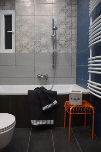 ห้องน้ำของ Bleak House - Bauhaus home in greener Budapest