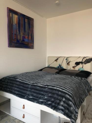 ein Schlafzimmer mit einem Bett mit einer schwarzen Decke in der Unterkunft Rheinblick Sommershof in Köln