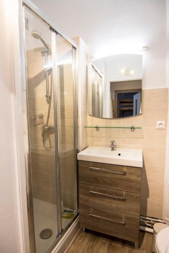 une salle de bain avec un lavabo et une douche dans l'établissement Le Gypaète, t1 bis, vue montagne, wifi, ascenseur, balcon, 6 personnes, à Cauterets