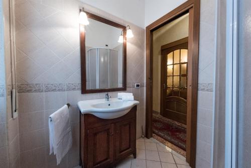 bagno con lavandino e specchio di Giornate Romane a Roma