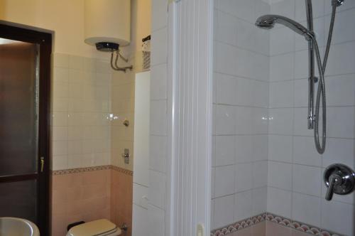 a bathroom with a shower with a toilet and a sink at Casa Mia 6 posti letto con giardino in San Vito lo Capo