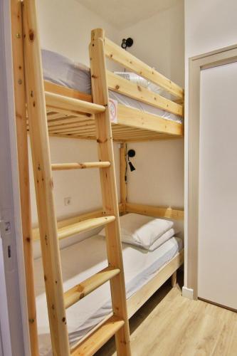 une chambre avec deux lits superposés et une échelle dans l'établissement Le Gypaète, t1 bis, vue montagne, wifi, ascenseur, balcon, 6 personnes, à Cauterets