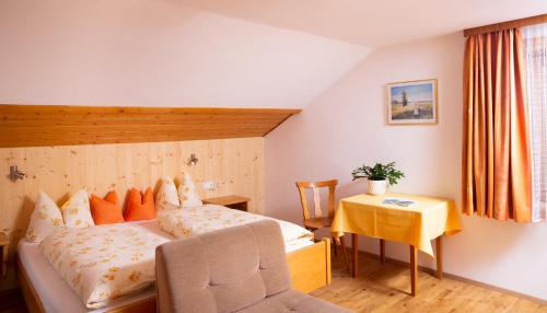 Habitación de hotel con cama y mesa en Haus Christian, en Klösterle am Arlberg