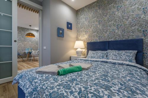 モスクワにあるFortEstate Na Dmitriya Ulyanovaのベッドルーム1室(青いベッド1台、青いベッドカバー付)