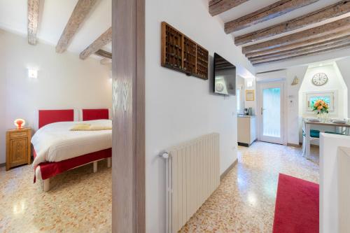 une chambre avec un lit et un bureau dans une pièce dans l'établissement Ca' Marcello - BIENNALE, à Venise